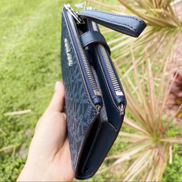 Gaby’sBags💕Michael Kors Large Wristlet - Picture 3 of 5